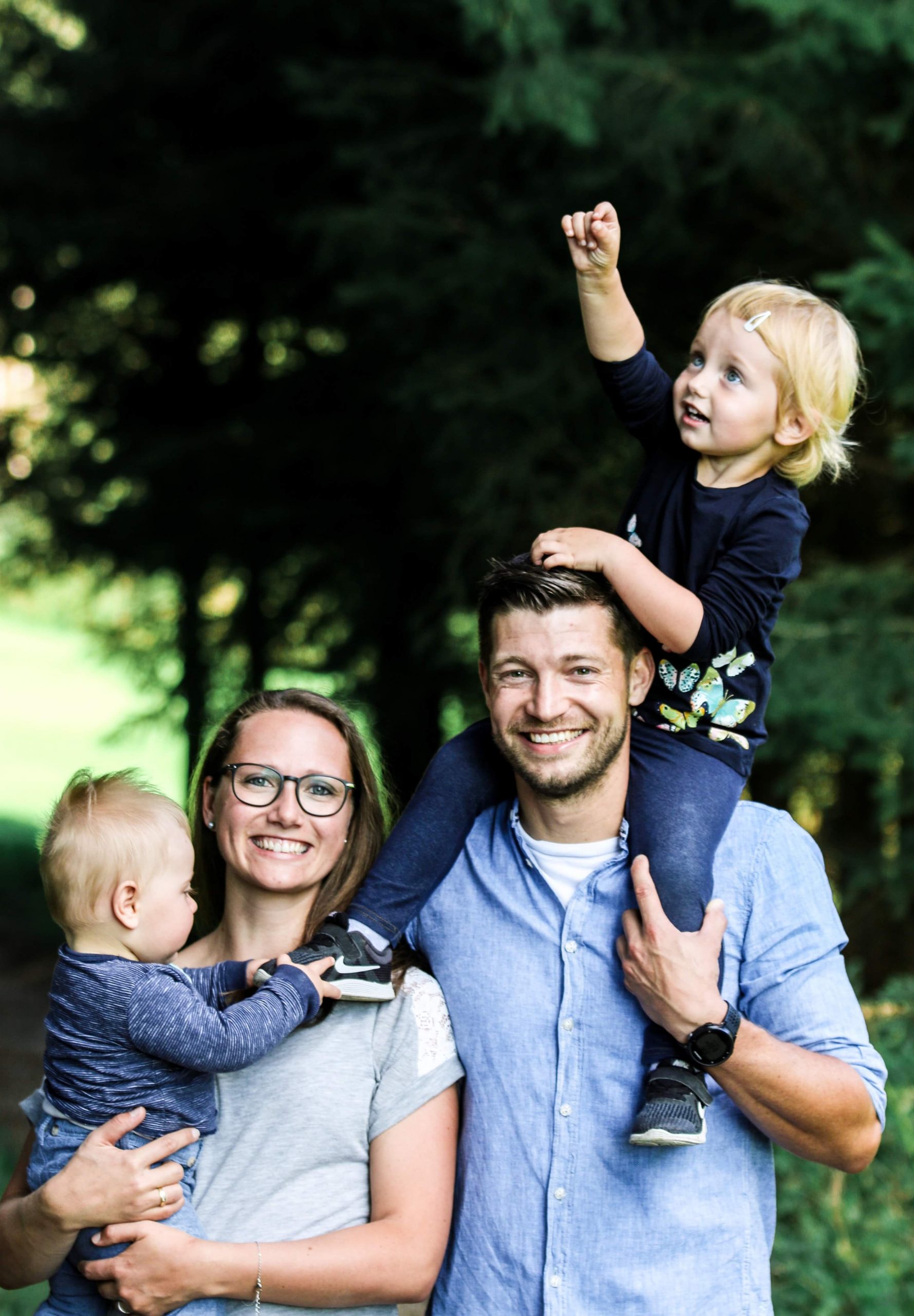 Spaziergang im grünen inklusive Familien Shooting